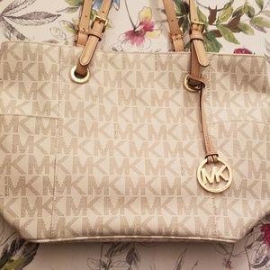 Micheal kors leather purse